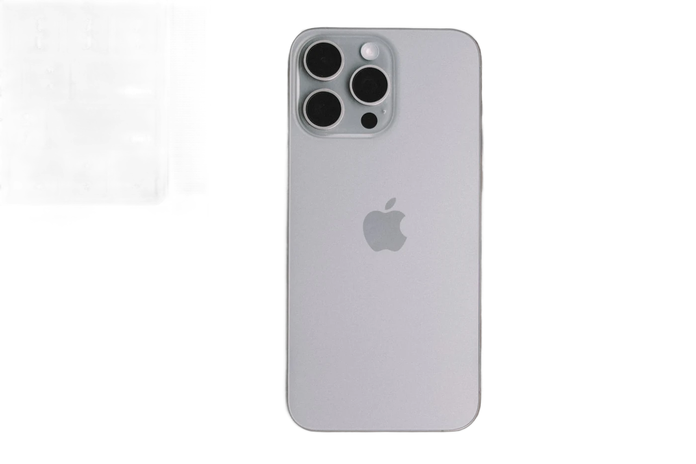 iPhone em titânio visto de trás