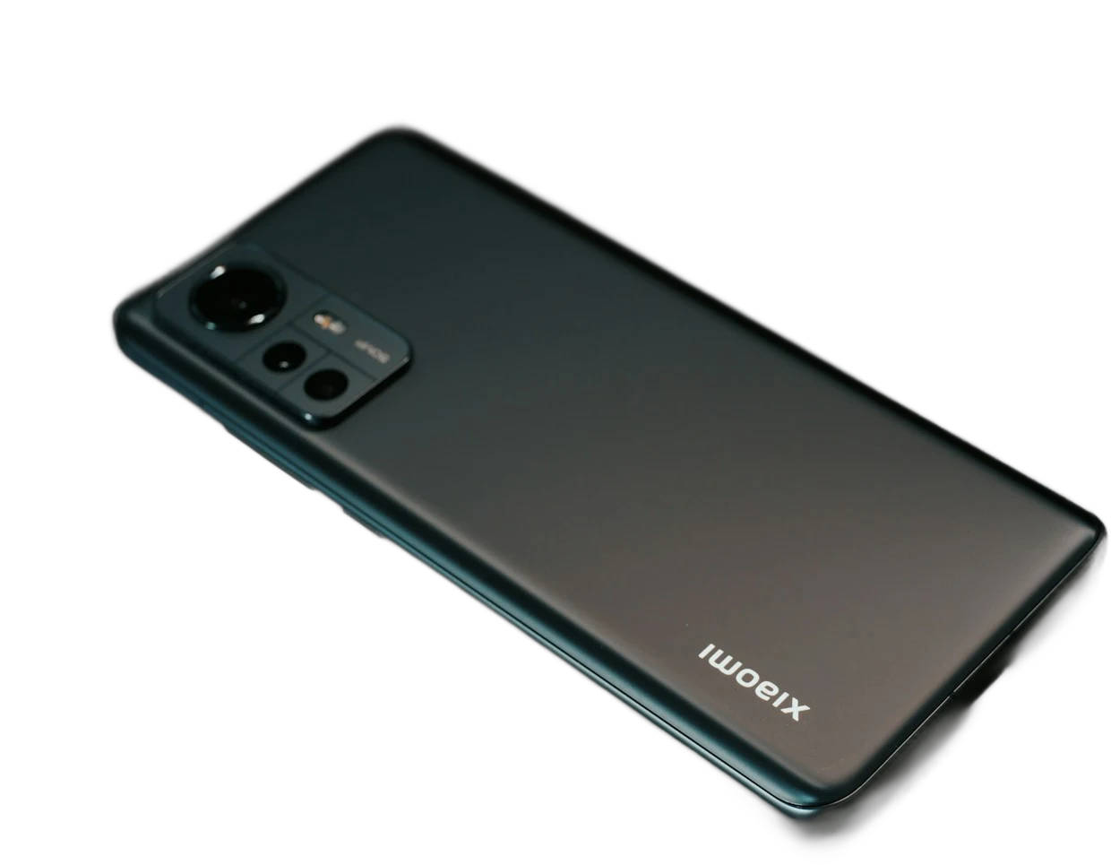 Xiaomi verde escuro visto de trás, em ângulo